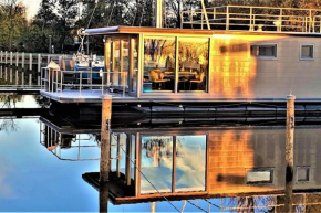 Houseboat Isola